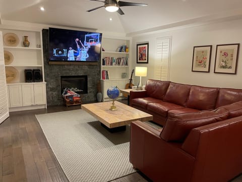 Lux White Rock Pool House Beachfront Resort like Villa in Surrey