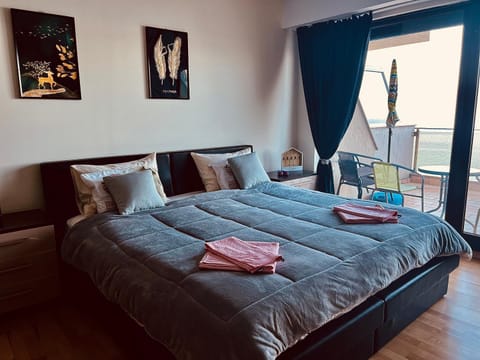 Bed, Living room, Photo of the whole room, Seating area, Bedroom, towels