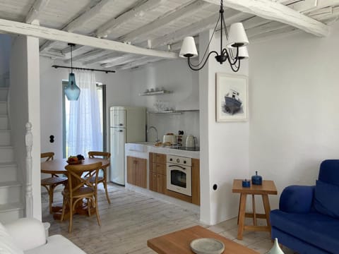 Kitchen or kitchenette, Living room, Seating area, Dining area