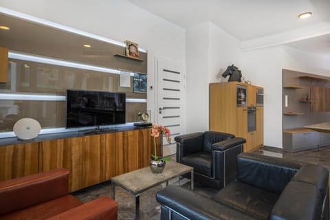Communal lounge/ TV room, TV and multimedia, Living room