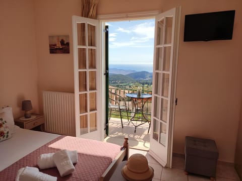Bed, Natural landscape, TV and multimedia, View (from property/room), Balcony/Terrace, Bedroom, Sea view