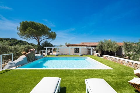 Casa sul lago private heated pool House in Sardinia