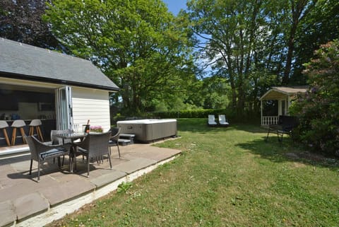 Property building, Patio, Day, Summer, Garden, Hot Tub, Dining area, Garden view, sunbed, kitchen