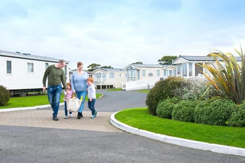 Nearby landmark, Restaurant/places to eat, People, Supermarket/grocery shop, Swimming pool, Location, children, Family