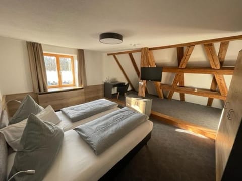 Bed, TV and multimedia, Bedroom