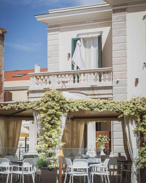 Property building, Patio, Garden