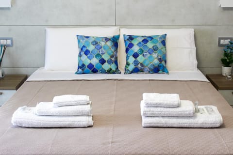 Bed, Bathroom, TV and multimedia, Bedroom, towels