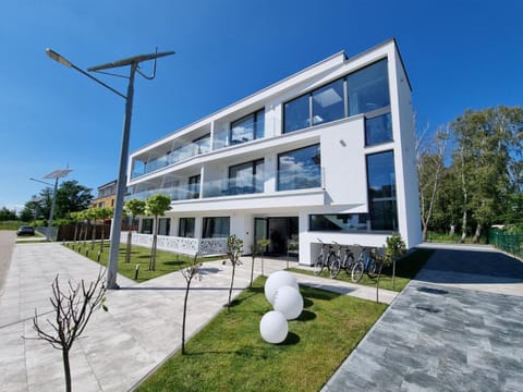 Property building, Spring, Day, Garden, Garden view