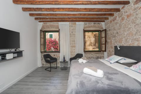 Bed, TV and multimedia, Bedroom