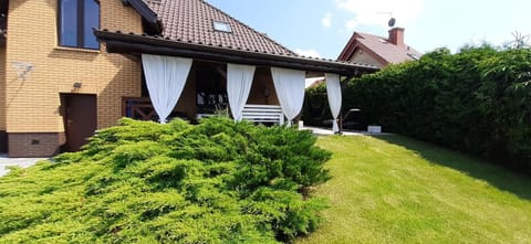 Property building, Patio, Facade/entrance, Garden