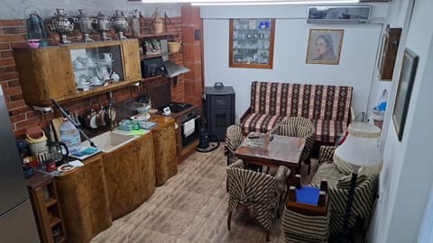 Coffee/tea facilities, Kitchen or kitchenette, Living room, Dining area