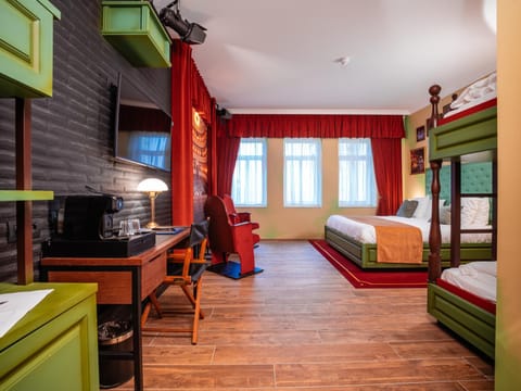 Bed, TV and multimedia, Photo of the whole room, Seating area, Bedroom