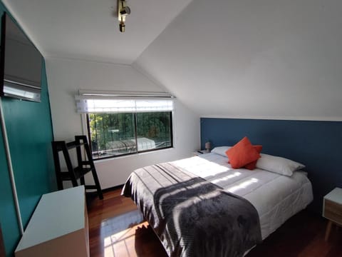 Photo of the whole room, Garden view
