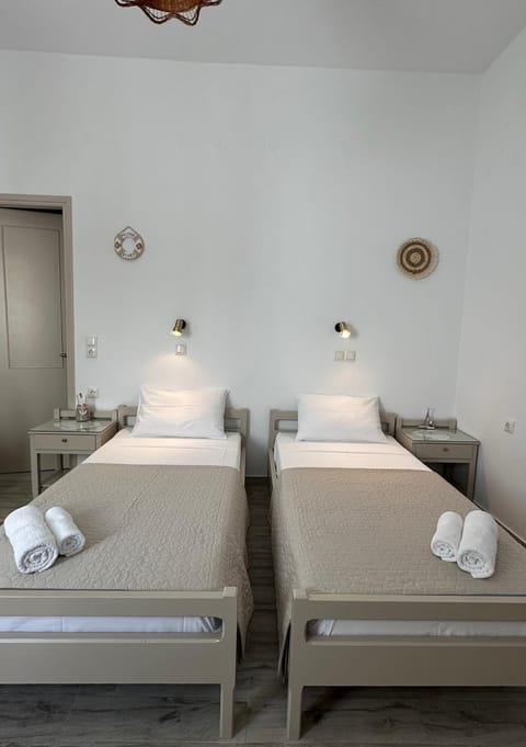 Bed, Bedroom, furniture, towels