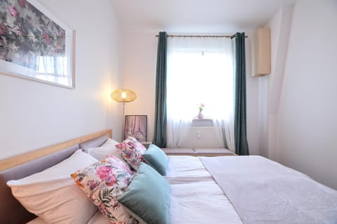 Bed, Photo of the whole room, Decorative detail, Bedroom