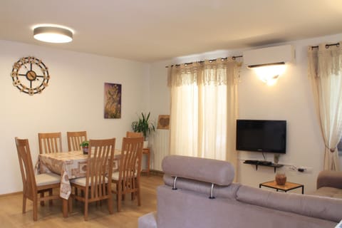 TV and multimedia, Living room, Seating area, Dining area