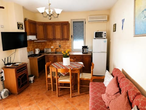 TV and multimedia, Kitchen or kitchenette, Living room, Seating area, Dining area, oven, stove