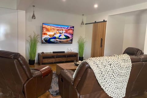 Communal lounge/ TV room, TV and multimedia, Living room, Seating area, Evening entertainment