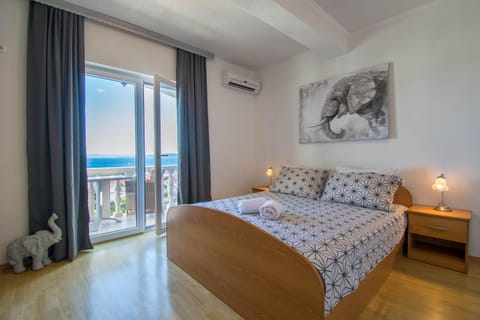 Bed, Balcony/Terrace, Photo of the whole room, Bedroom, Sea view