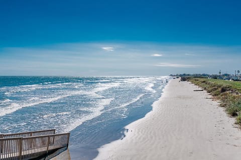 Enjoy your Beach Daze Steps to the sand at Seascape Apartment in Galveston Island
