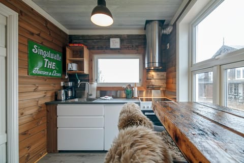 Coffee/tea facilities, Kitchen or kitchenette, oven, stove, kitchen