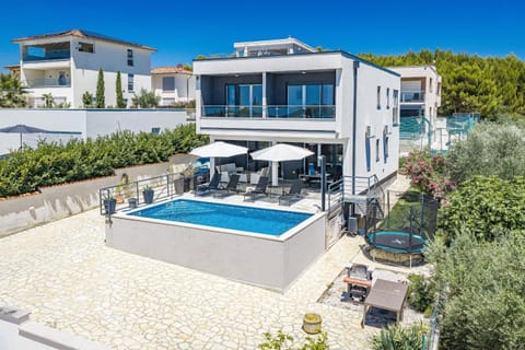 Property building, Facade/entrance, Off site
