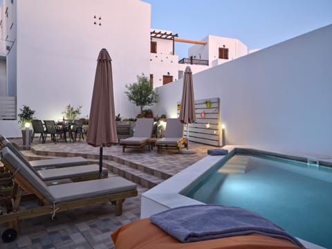 Seating area, Pool view, Swimming pool