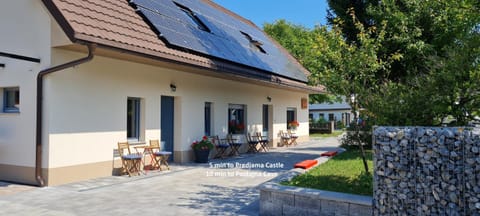 Property building, Patio, Facade/entrance, Garden