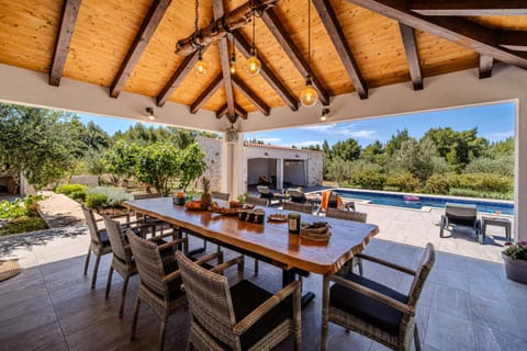 Day, Seating area, Dining area, Swimming pool, sunbed