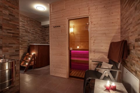 Hot Tub, Sauna, Steam room, Spa and wellness centre/facilities