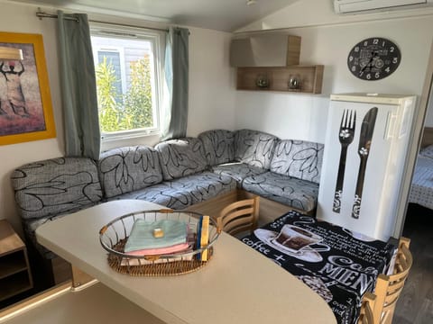 Linge literie et toilette fournis, un grand confort, à côté ou à 5 minutes des piscines tous 3 chambres grande terrasse couverte Campground/
RV Resort in Fréjus