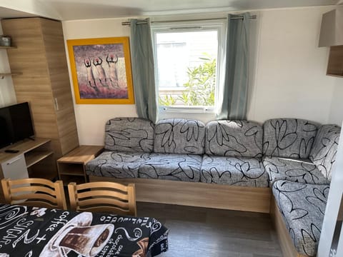 Linge literie et toilette fournis, un grand confort, à côté ou à 5 minutes des piscines tous 3 chambres grande terrasse couverte Campground/
RV Resort in Fréjus