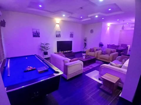 Communal lounge/ TV room, Billiard, TV and multimedia, Living room, Seating area, Evening entertainment