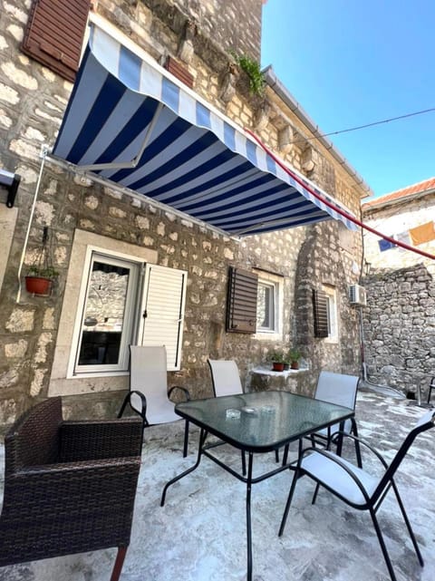 Patio, Facade/entrance