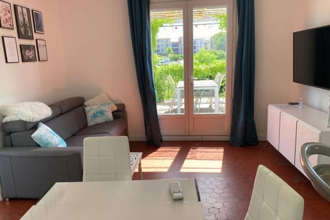 Communal lounge/ TV room, TV and multimedia, Living room