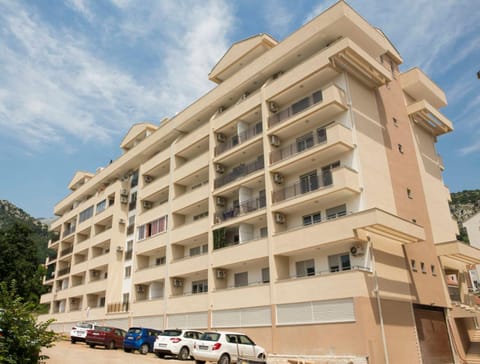 Property building, Nearby landmark, Day, Neighbourhood, Location, Parking
