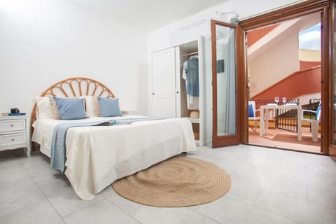 Bed, Living room