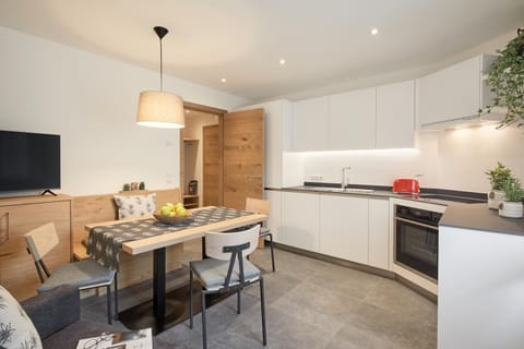 TV and multimedia, Kitchen or kitchenette, Dining area, dishwasher, oven, stove