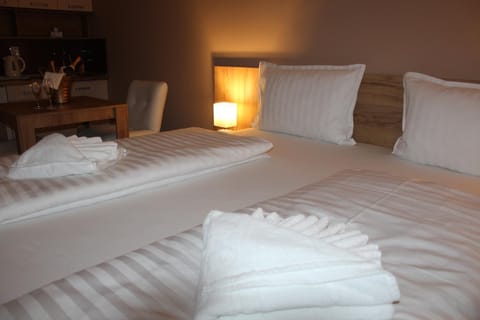 Bed, Bedroom, towels