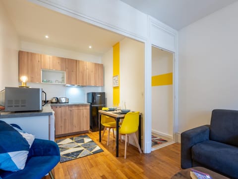 Kitchen or kitchenette, Dining area, stove, toaster