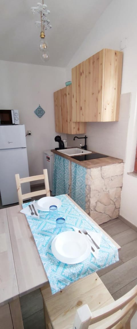 Kitchen or kitchenette, minibar