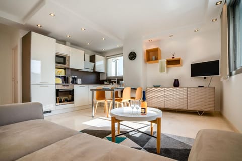 Kitchen or kitchenette, Living room