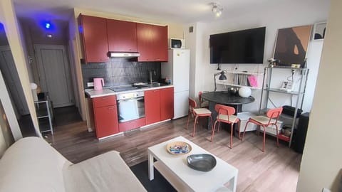 TV and multimedia, Kitchen or kitchenette, Living room, Seating area, Dining area, oven, stove