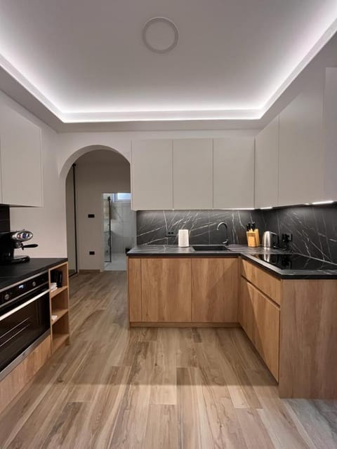 Coffee/tea facilities, Kitchen or kitchenette, stove