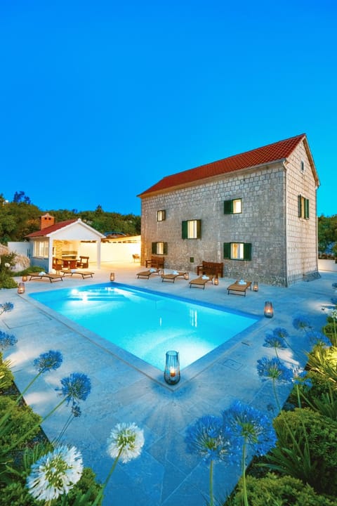 Property building, Pool view, Swimming pool, sunbed