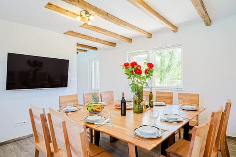 Activities, TV and multimedia, Dining area