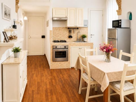 Kitchen or kitchenette, Dining area, oven, stove