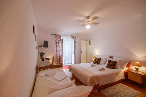 Bed, TV and multimedia, Photo of the whole room, Bedroom, fireplace, towels, wardrobe