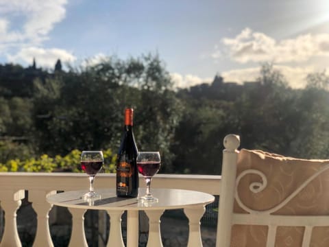 Patio, Day, Natural landscape, View (from property/room), Balcony/Terrace, Food and drinks, Dining area, Mountain view, Drinks, Alcoholic drinks