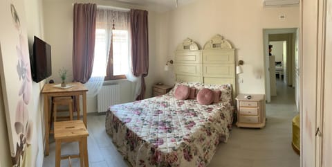 TV and multimedia, Photo of the whole room, Bedroom, air conditioner